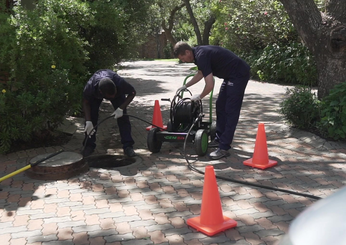 Jet Blasting of congested Manhole in action 2 klein file1