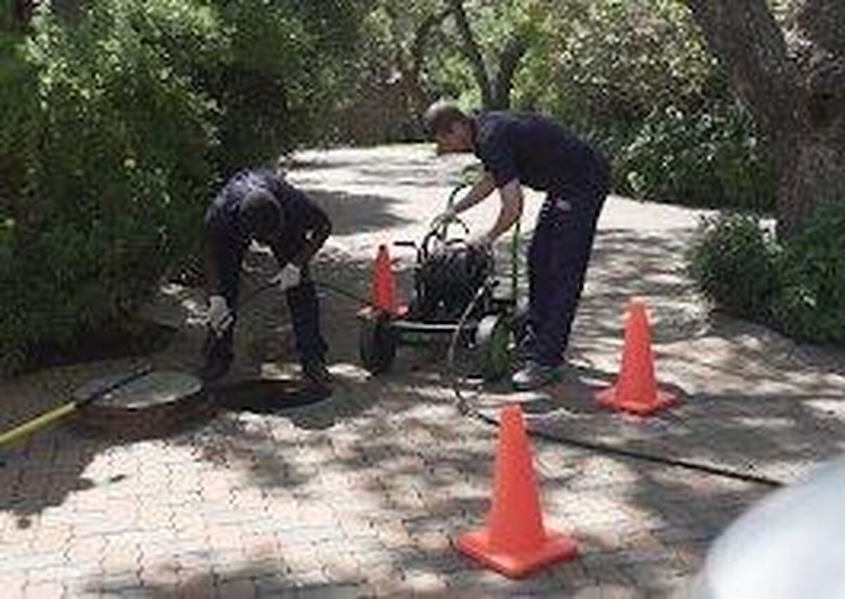 Jet Blasting of congested Manhole in action 2 klein file